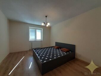 Na predaj ZREKONŠTRUOVANÝ 2-izbový byt s dvorom a GARÁŽOU v - 13