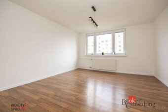 ZNÍŽENÁ CENA Na predaj nádherný 3 izbový byt, kompletná r - 13