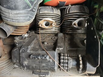 Jawa - CZ motor blok valec hlava puklica kolesá nádrž - 13