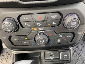 Jeep Renegade 1.4 Limited automat Panoramaticka strecha - 13