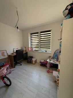 NOVOSTAVBA: zariadený BUNGALOV v obci Vieska Bezdedov (817m2 - 13