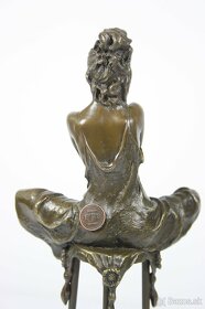 Bronzová socha mladej dámy na barovej stoličke, 29cm - 13