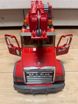 Auto žeriav BRUDER - 13