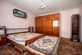 Rod. dom s mega miestnosťou (bar, krb, posedenie), Pohorelá - 13