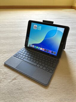 iPad 8. generácie (32GB, WiFi) + Klávesnica Logitech Combo - 13