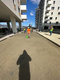 Spevnené plochy na klúč, pokládka zámkovej dlažby/obrubníkov - 13