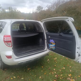 Predám Toyota RAV4 2,0 benzín 116kw 4x4 , biela perleť - 13