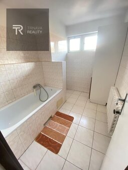 Cena dohodou. Veľký 6 izbový rodinný dom, pozemok 1021 m2, P - 13