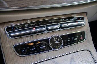 Mercedes-Benz E trieda Kupé 200 4matic A/T - 13