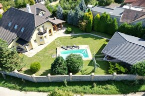 | rodinný dom s bazénom a nádherným pozemkom pod vinohradmi - 13
