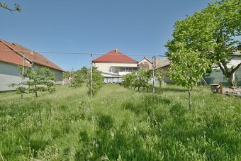 Ponúkame na predaj rodinný dom s garážou a veľkým pozemkom v - 13