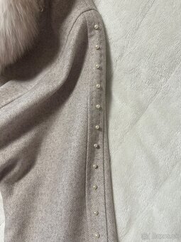 Krásny béžový kabát s perličkami na rukáve - 13