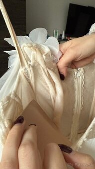 Luxusné svadobné šaty LUCE SPOSA – veľkosť 32–38, nude farba - 13