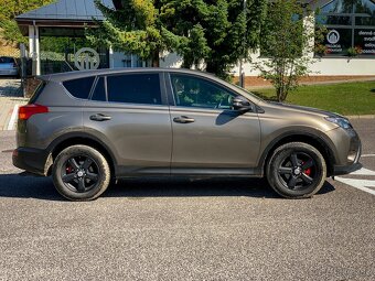 Toyota RAV4 2,2 D-4D 110kW 4WD (ťažné, park.kamera, keyless) - 13