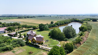 NOVÁ CENA - LUXUSNÉ SÍDLO S VODNOU PLOCHOU 3 hektáre - 13