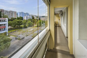 NA PREDAJ 2-IZBOVÝ BYT, PÔVODNÝ STAV, VEĽKÁ LOGGIA, KARLOVKA - 13