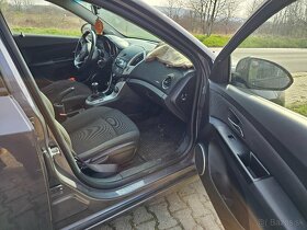 Predám alebo rozpredám Chevrolet cruze 1,8  bez motora. - 13