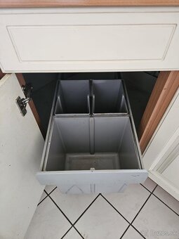 Moderní kuchyňská linka se spotřebiči - 13