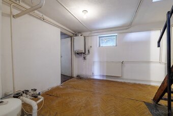 PRIESTRANNÝ RD, 2 vstupy, 2 GARÁŽE v MÉRA - 40 km od KE - 13