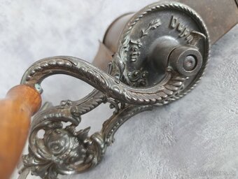 Velmi starý (cca 110-115let) krásný zdobený mlyncek na strou - 13