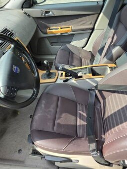 Volvo V50 facelift 2008 100kw 2.0D plnefunkcne ma samozrejme - 13