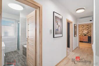 Moderný 4izbový mezanín s terasou a záhradou v srdci Rovinky - 13