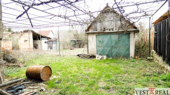 Na predaj rodinný dom s garážou, pozemok výmera 2003 m2 Horn - 13