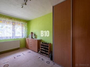 Ponuka rodinného domu s krásnym pozemkom a dvojgarážou - 13