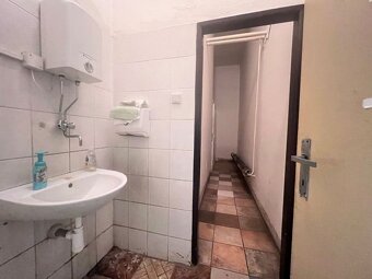 Na prenájom sklad 1474 m² s nakladacími rampami a kancelársk - 13