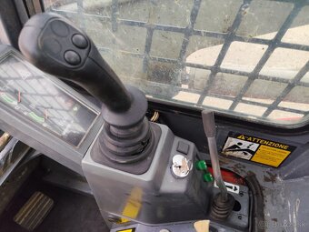 Pásový nakladač Takeuchi TL120. - 13