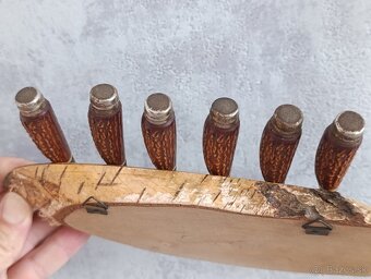 6 x malé nožíky v řadě na dřevéné podložce z břízy. - 13