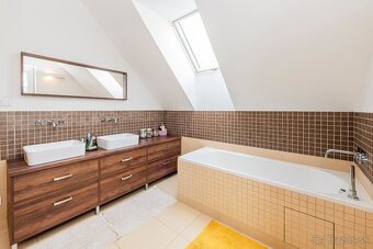 Moderná novostavba rodinného domu v blízkosti mesta - 13
