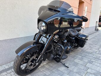 Harley Street Glide - 13