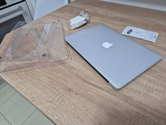 MacBook Air (13-inch, 2017) /Intel Core i5/8GB RAM/128GB SSD - 13