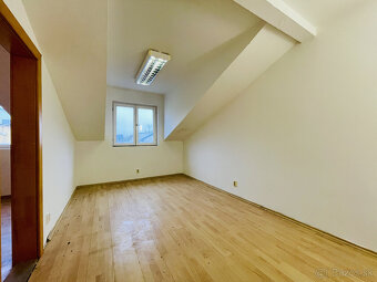 Viacúčelová budova v severnej časti mesta. - 13