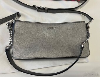 Strieborná crossbody DKNY kabelka - 13