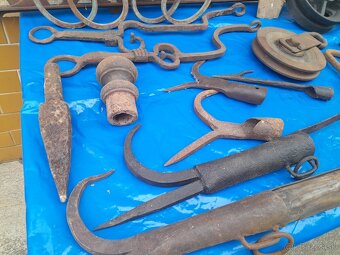 Staré historické ,rustikálne, kované náradie a pomôcky. - 13