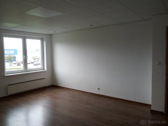 budova pri Tescu - 13