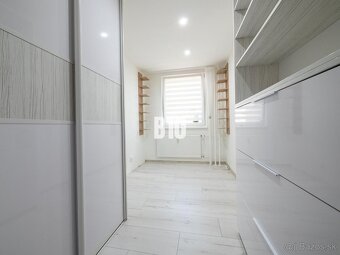 REZERVOVANÉ 2 a pol izbový byt s loggiou - zariadený - 61 m2 - 13