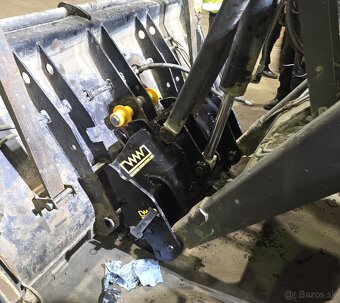 Predný rýchloupínač na traktorbáger Mecalac / Terex TLB990 - 13