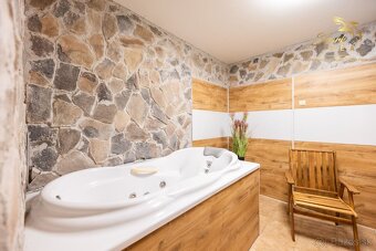Jedinečná rodinná usadlosť s bazénom, posilňovňou, wellness  - 13
