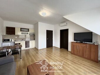 Na predaj dva zariadené 2-izbové apartmánové byty s balkónom - 13