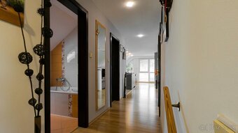 Ponúkame na predaj čiastočne zariadený 7 izbový dom, Bratisl - 13