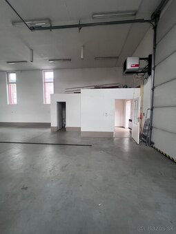 Ponukame na prenajom dom s garazou a halou. - 13