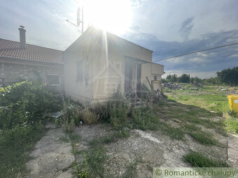 Trojizbový rodinný dom s veľkým pozemkom v Mojmírovciach – - 13