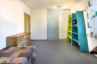 Luxusnký-izb. RD, bazén, garáž,zariadený v obci Šoporňa - 13