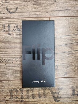 Samsung Galaxy Z Flip4 128 GB zlaty - 13