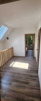 Moderná rekreačná novostavba vo vidieckom štýle - 13