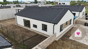 Krásny 4 izbový RD bungalov 92,26 m2 na pozemku 495 m2, Sene - 13