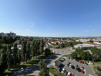 EXKLUZÍVNE NA PREDAJ – 3-IZBOVÝ BYT S DVOMA BALKÓNMI, UL. MO - 13